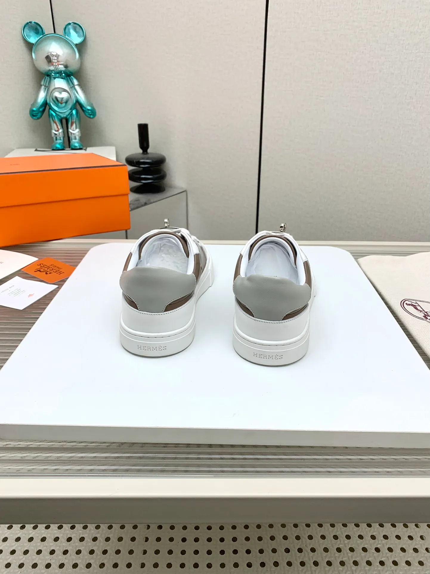 👟👟Ex-factory price 660👟👟 Men's style ➕10 (high version) Hermes classic couple model #𝐊𝐞𝐥𝐥𝐲 buckle casual white skate shoes, which will not conflict with shoes at all. Full of unknowns, Hermès rarely produces flat casual shoes and they are paired with classic palladium-plated Kelly shoe buckles! You'll fall in love with it at first sight. It's super versatile and can be worn with any skirt or pants. 🉑️Looking in with your eyes closed, it looks super noble. Fabric: Specific cowhide/canvas material. Lining: Sheepskin lining. Outsole: Original molded TPU outsole. Size: 35-45.